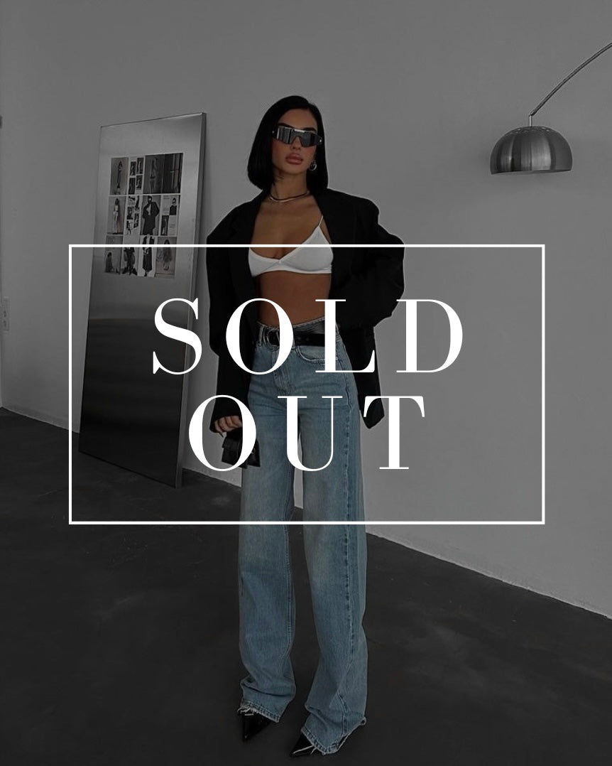 High Rise Straight Leg Jeans Light Wash | جينز بخصر عالٍ وقصّة مستقيمة بلون فاتح