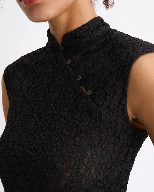 Black Lace Sleeveless Mock Neck Top | توب دانتيل أسود أنيق بدون أكمام بياقة عالية