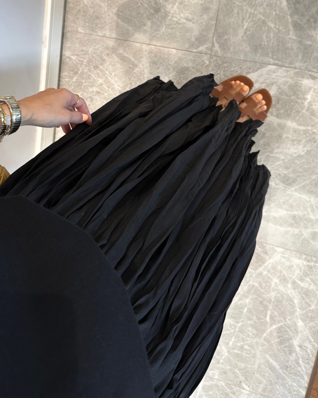 Crinkled Maxi Skirt in Black | تنورة ماكسي مجعدة باللون الأسود