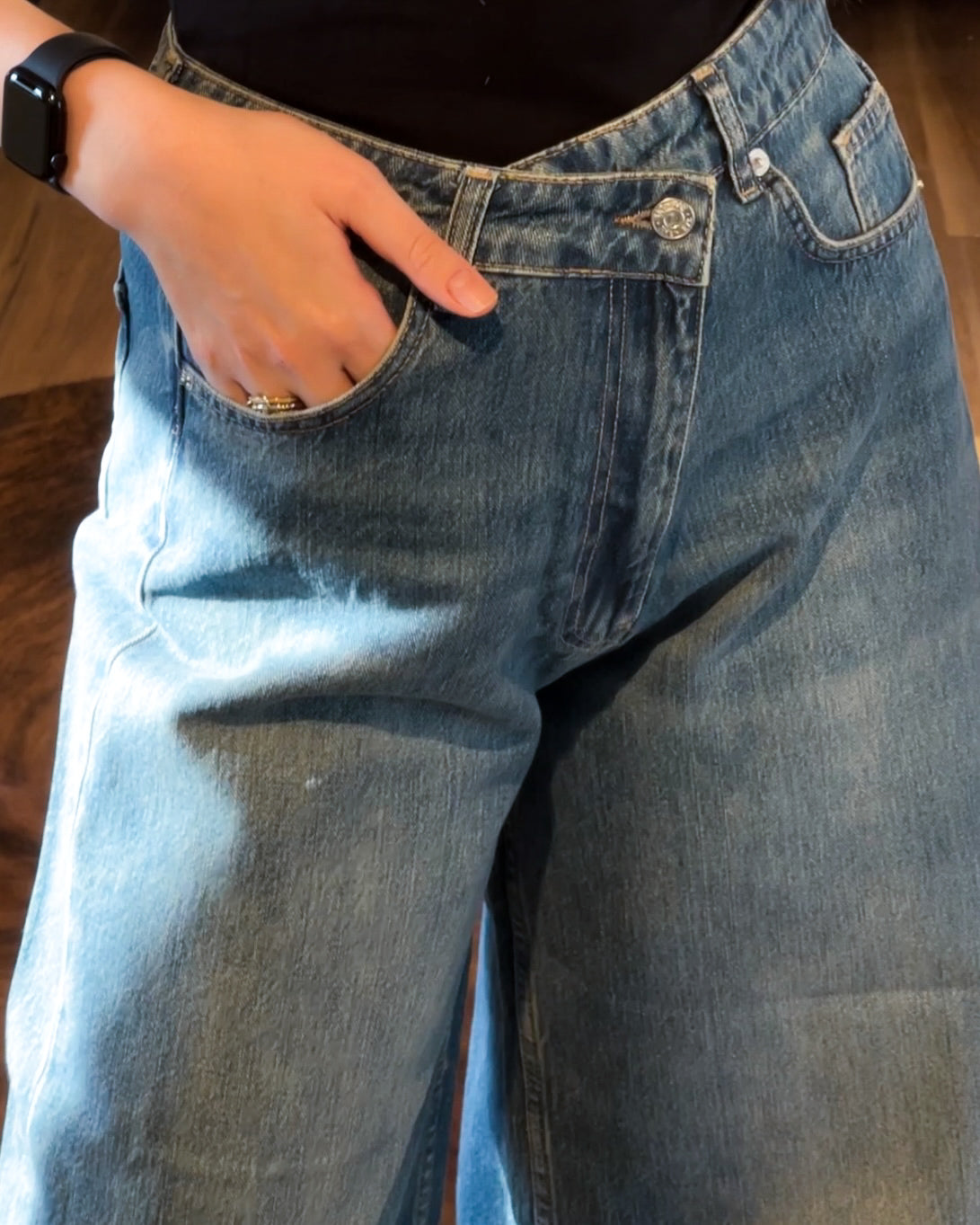 Asymmetrical Retro High-Rise Denim Jeans | جينز دنيم بخصرٍ عالٍ بتصميم غير متماثل