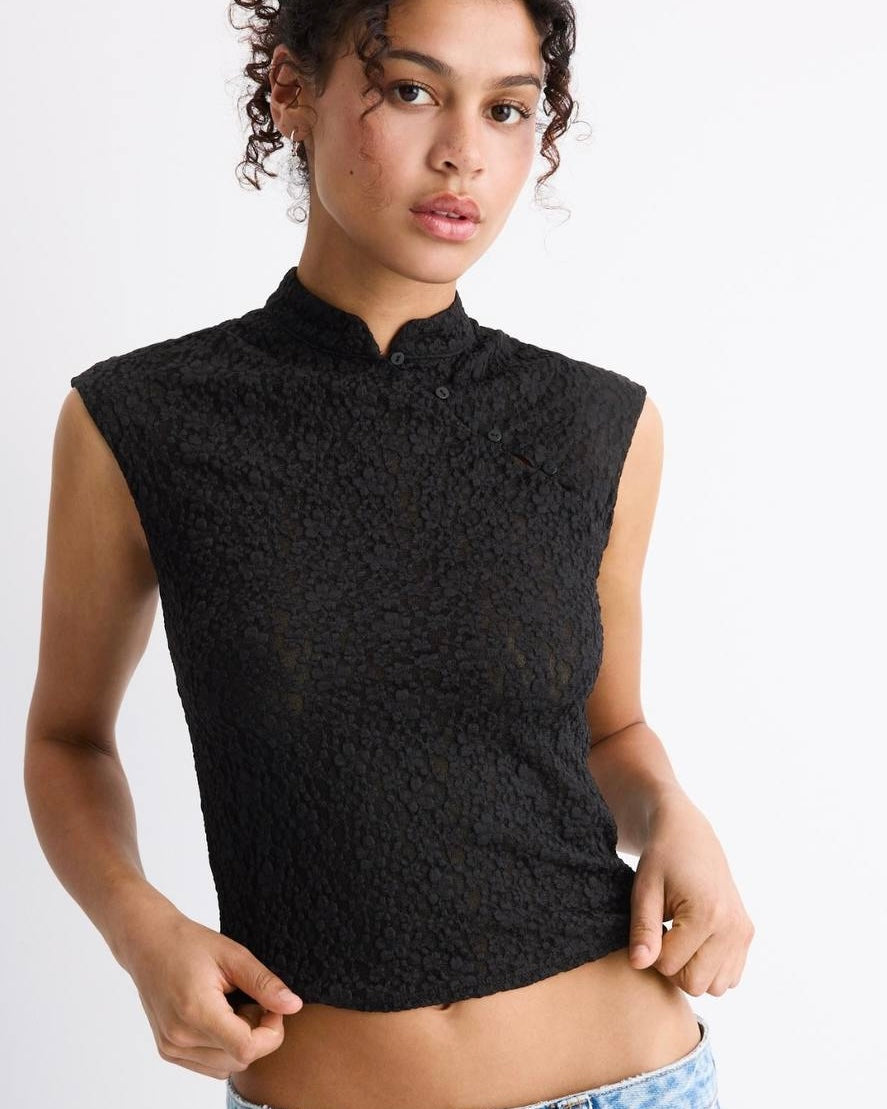 Black Lace Sleeveless Mock Neck Top | توب دانتيل أسود أنيق بدون أكمام بياقة عالية