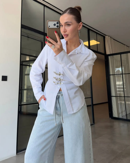 Elegant white Buckle Detail Fitted Shirt | قميص أبيض أنيق بقصة محددة وتفاصيل أبازيم معدنية