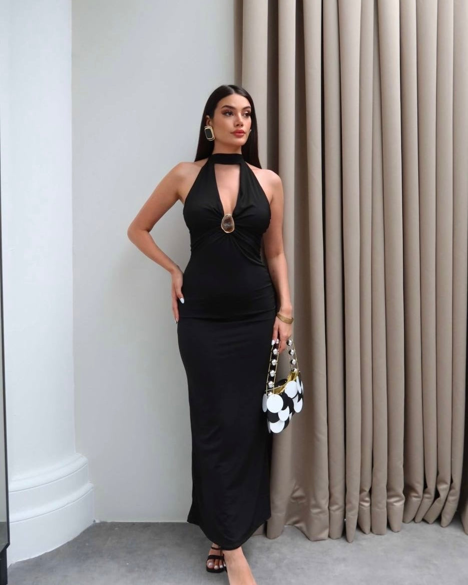 Elegant Halter Neck Bodycon Maxi Dress with Cut-Out & Gold Ring Detail – Black | فستان ماكسي نسائي بقصة ضيقة، ياقة هالتر، فتحة أمامية وتفصيلة حلقة ذهبية – أسود