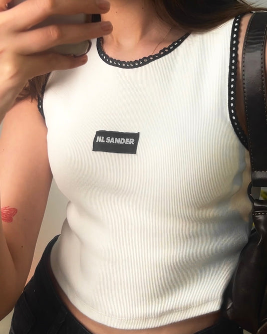 كت بلون الابيض بتفاصيل سوداء