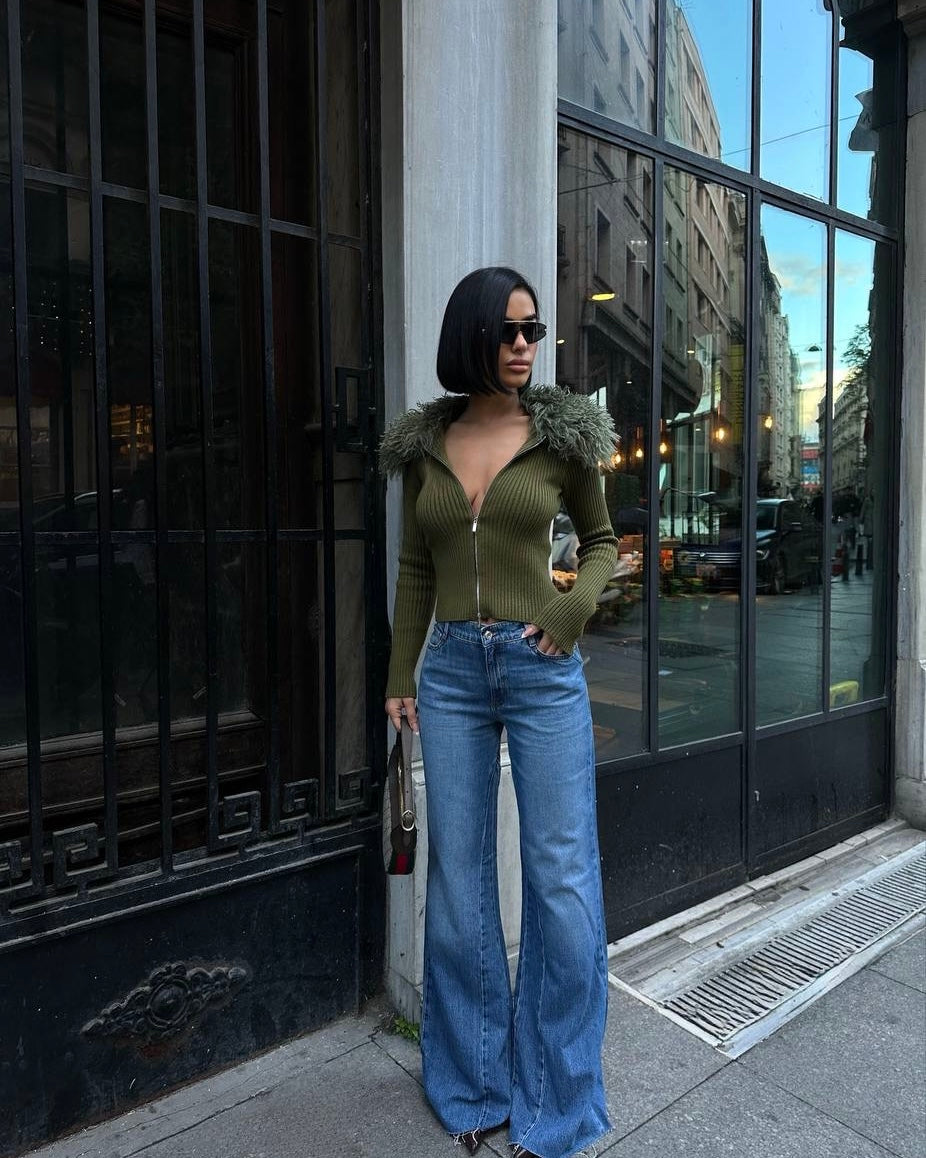 High Rise Wide Leg Jeans Medium Wash Frayed Hem | جينز أزرق واسع بخصر مرتفع بحافة ممزقة