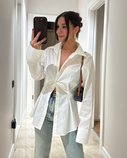 White Tailored Button-Down Shirt with Sculpted Waist & Wide Cuffs | بلوزة بأزرار بتصميم منحوت وأكمام واسعة باللون الابيض