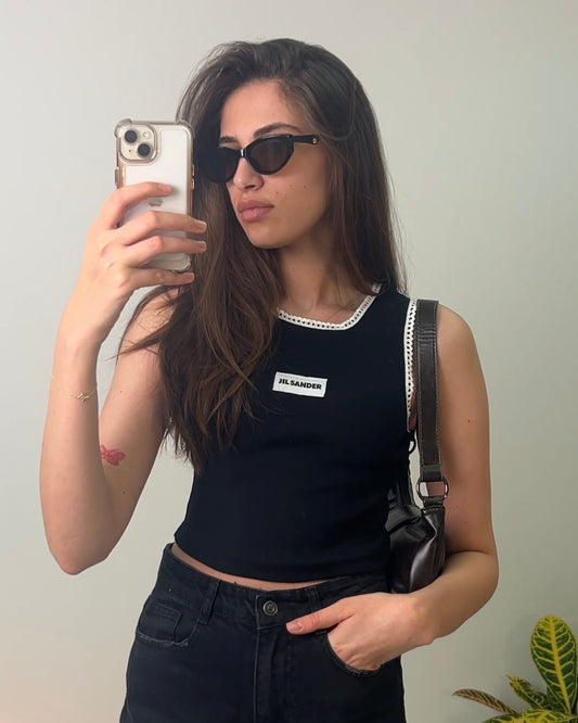 كت بلون الاسود بتفاصيل بيضاء