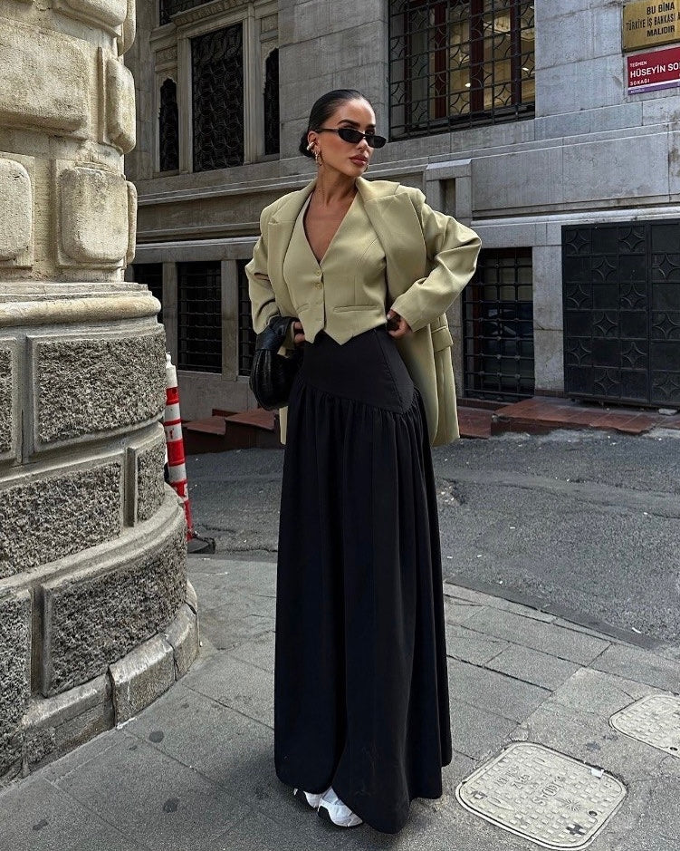 Pleated Maxi Skirt | تنورة سوداء بطيات ناعمة