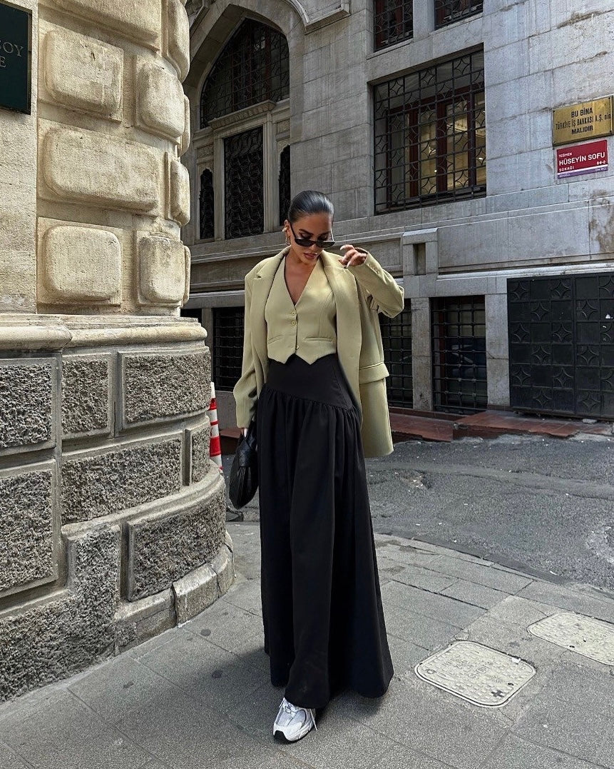 Pleated Maxi Skirt | تنورة سوداء بطيات ناعمة