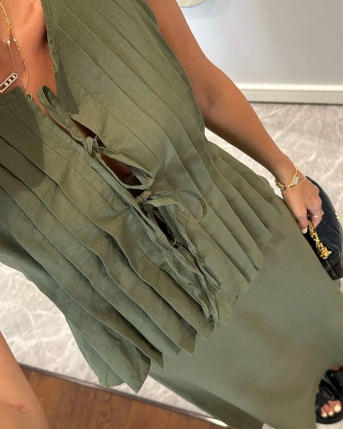 Sleeveless Olive Green Set With Pleated Top & a Flowy Skirt | طقم من توب بكسرات وتنورة واسعة وانسيابية باللون الزيتي