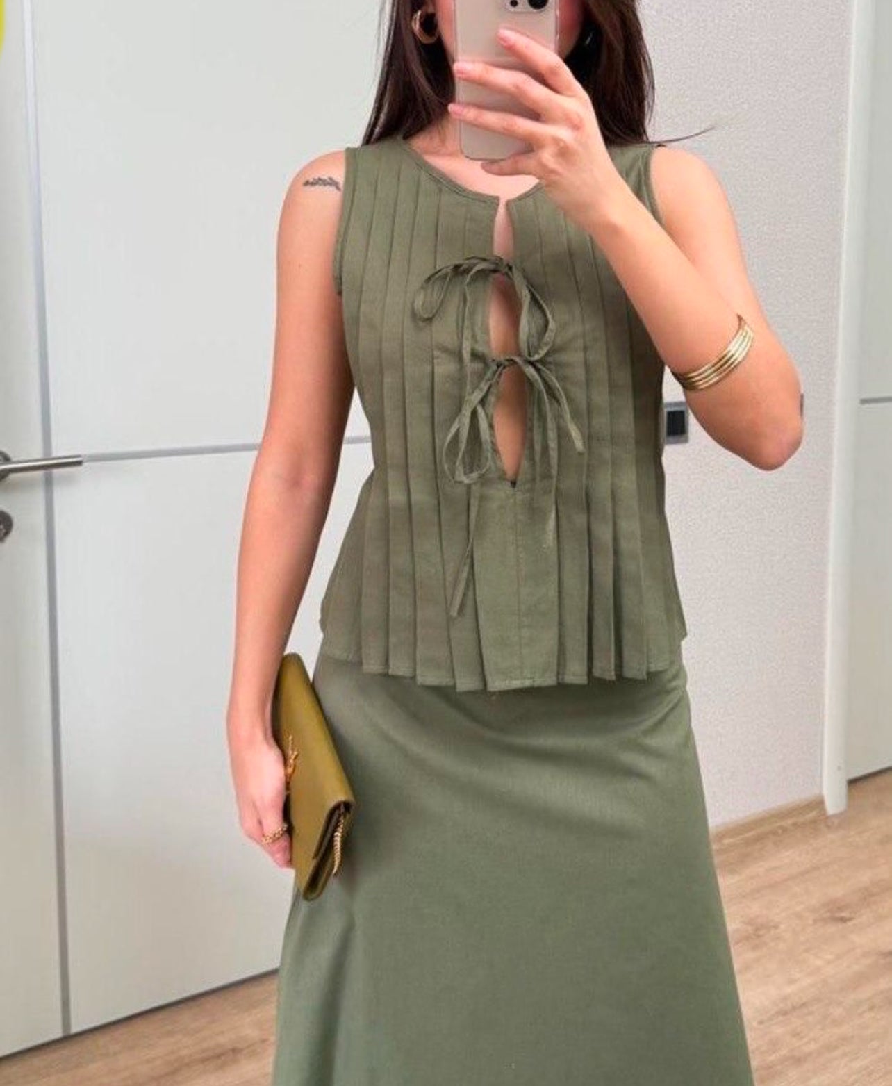 Sleeveless Olive Green Set With Pleated Top & a Flowy Skirt | طقم من توب بكسرات وتنورة واسعة وانسيابية باللون الزيتي