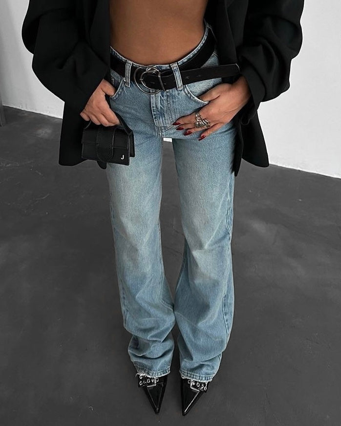 High Rise Straight Leg Jeans Light Wash | جينز بخصر عالٍ وقصّة مستقيمة بلون فاتح