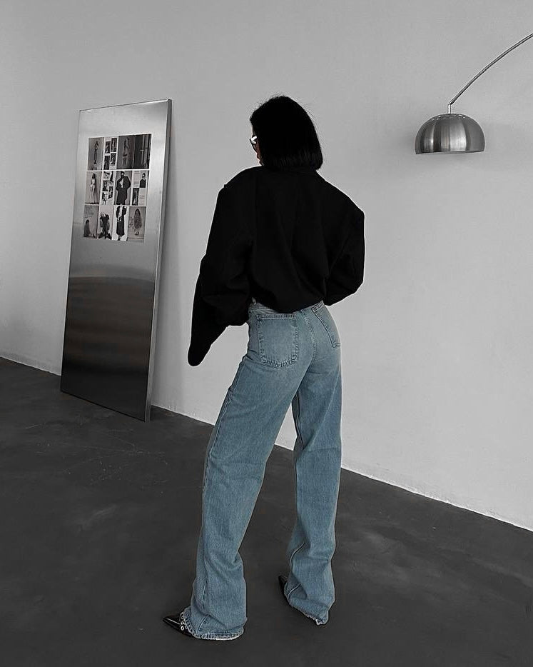 High Rise Straight Leg Jeans Light Wash | جينز بخصر عالٍ وقصّة مستقيمة بلون فاتح