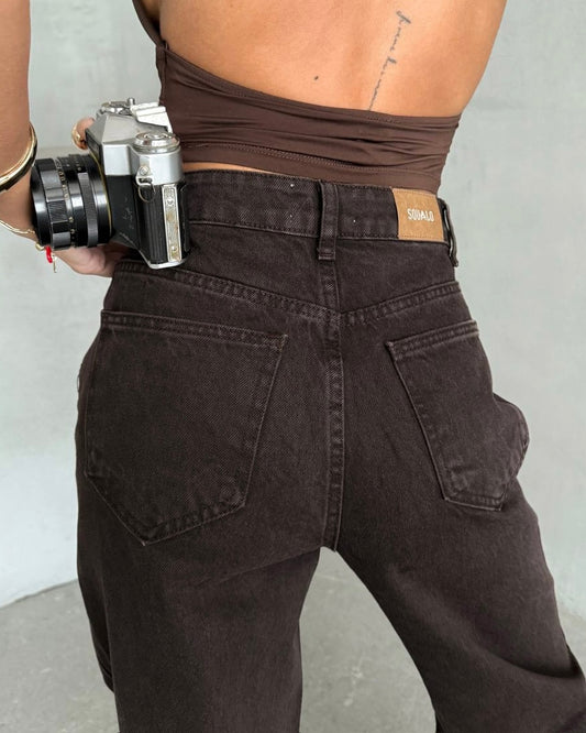 Dark Brown ‏High-Waist Straight-Leg Jeans | جينز بخصر عالٍ وقصّة ساق مستقيمة باللون البني الداكن