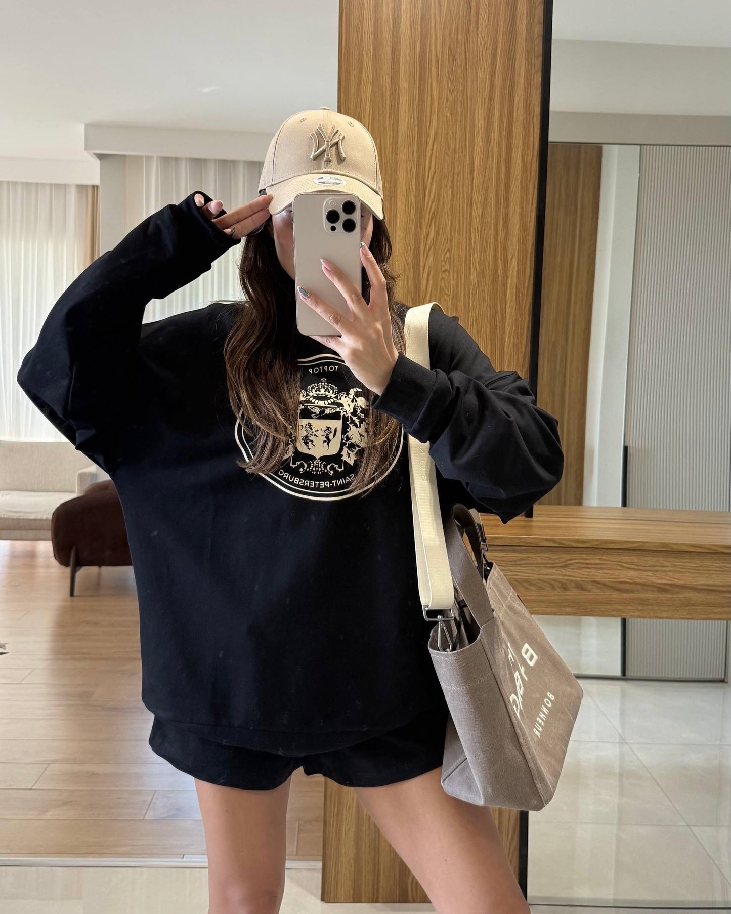 Oversized Black Graphic Sweatshirt | سويت شيرت اسود أوفر سايز بطبعة جرافيك