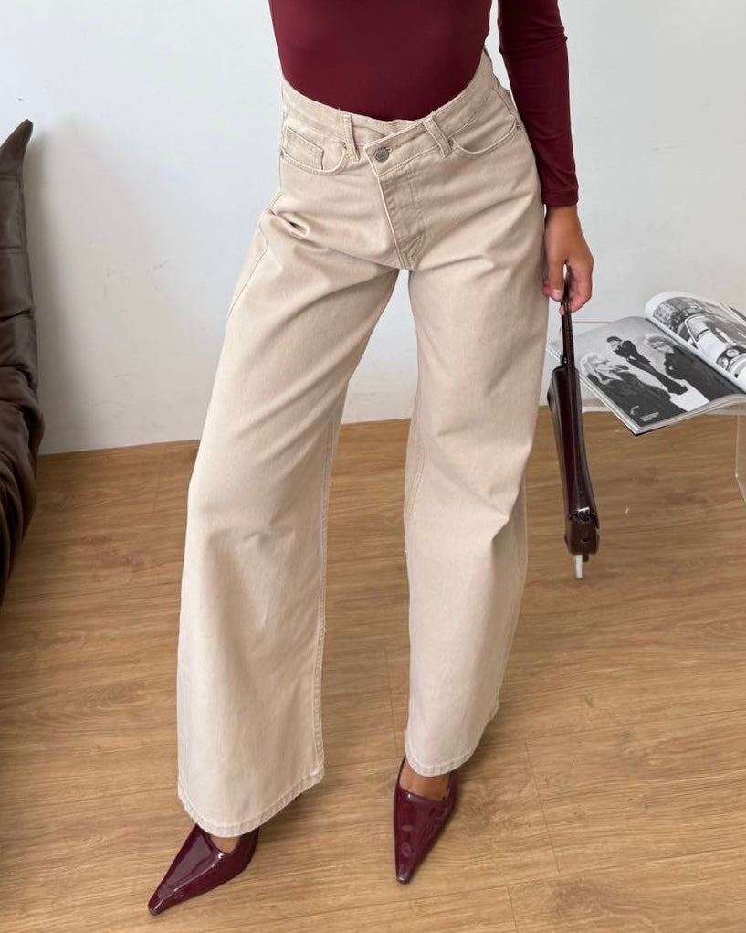 Asymmetrical Beige High-Rise Denim Jeans | جينز دنيم بيج بخصرٍ عالٍ بتصميم غير متماثل