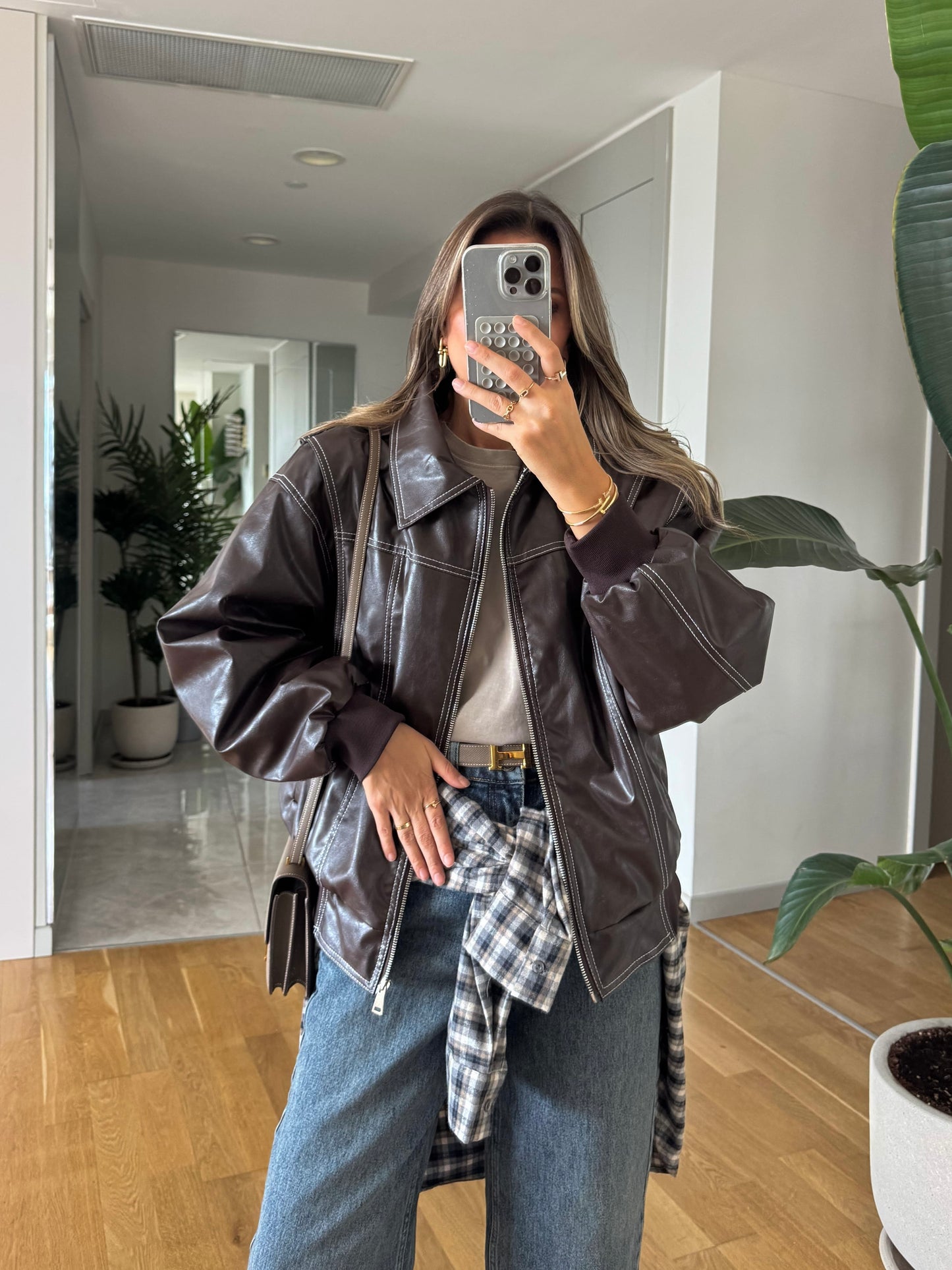 ‏Timeless Black Leather Bomber Jacket | ‏جاكيت بومبر من الجلد باللون الاسود الكلاسيكي