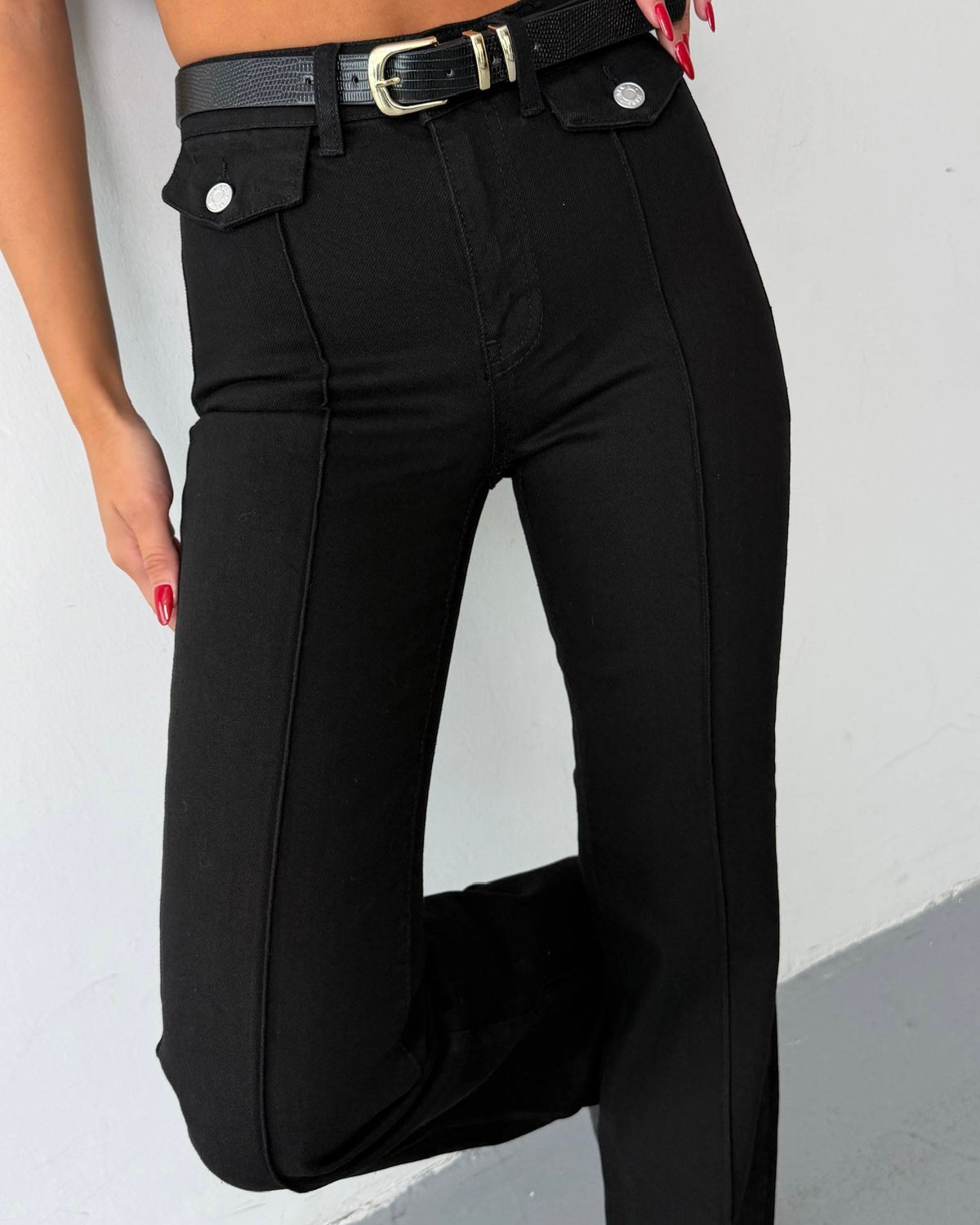 Black High-Waisted Jeans with Button Flap Pockets | بنطلون أسود بخصر عالي وجيوب أمامية بأزرار