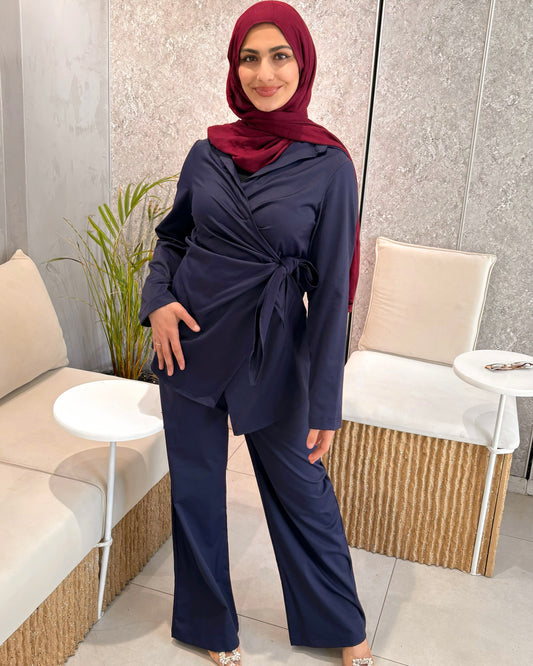 ‏Navy Wrap Blouse and Wide-Leg Pants Set | طقم بلوزة لفّ باللون الكحلي مع بنطال واسع