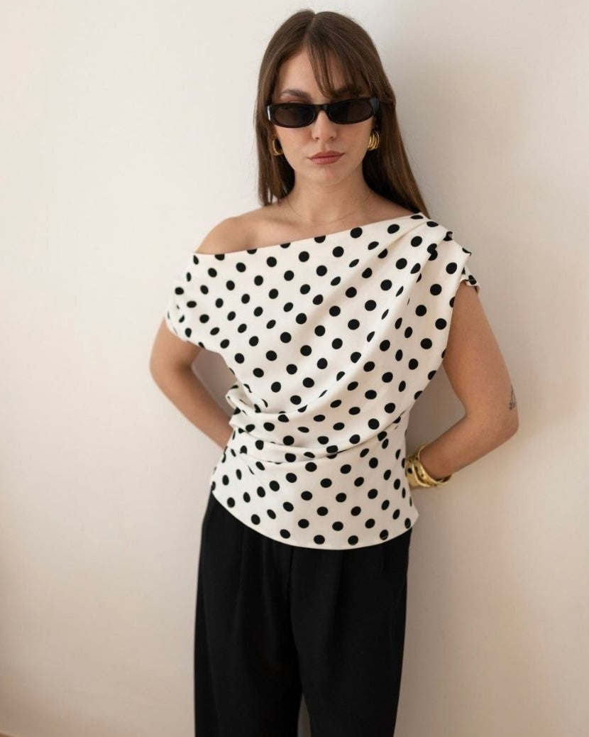 Polka dot off-shoulder blouse | بلوزة أوف شولدر منقطة