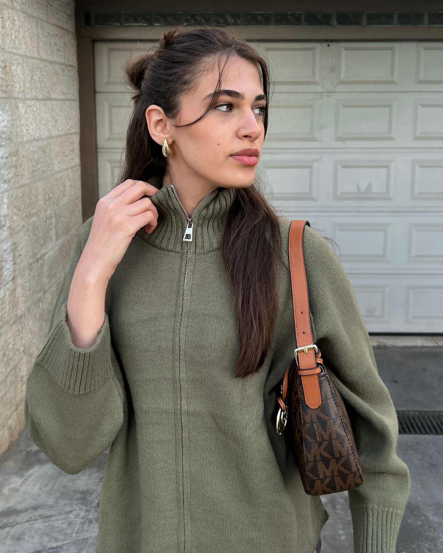 Sage Green Wool-Blend Zip-Up Cardigan with High Ribbed Collar | كارديغان صوف بسحاب باللون الاخضر مع ياقة عالية مضلعة