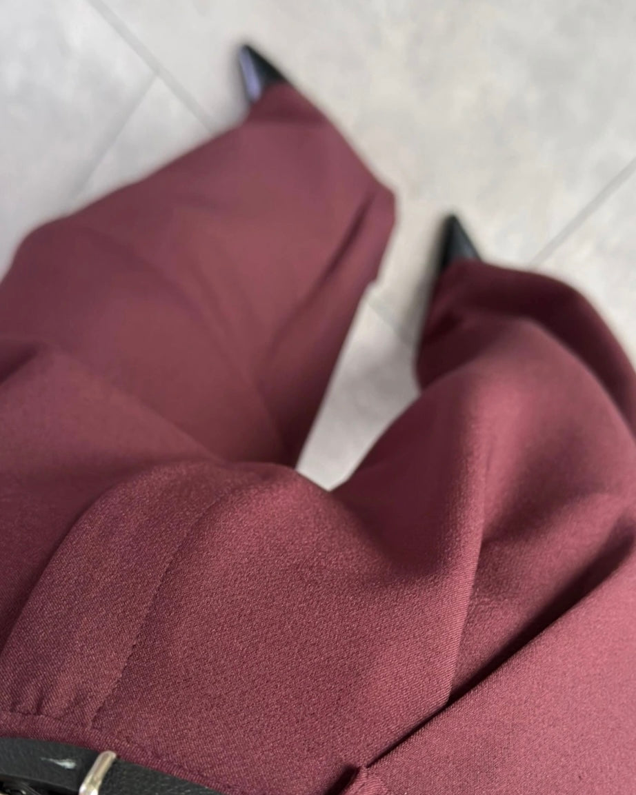 Maroon High Waisted Wide-Leg Trousers with Front Pleats & Slim Belt | بنطلون عالي الخصر مع ثنيات أمامية وحزام رفيع باللون الخمري