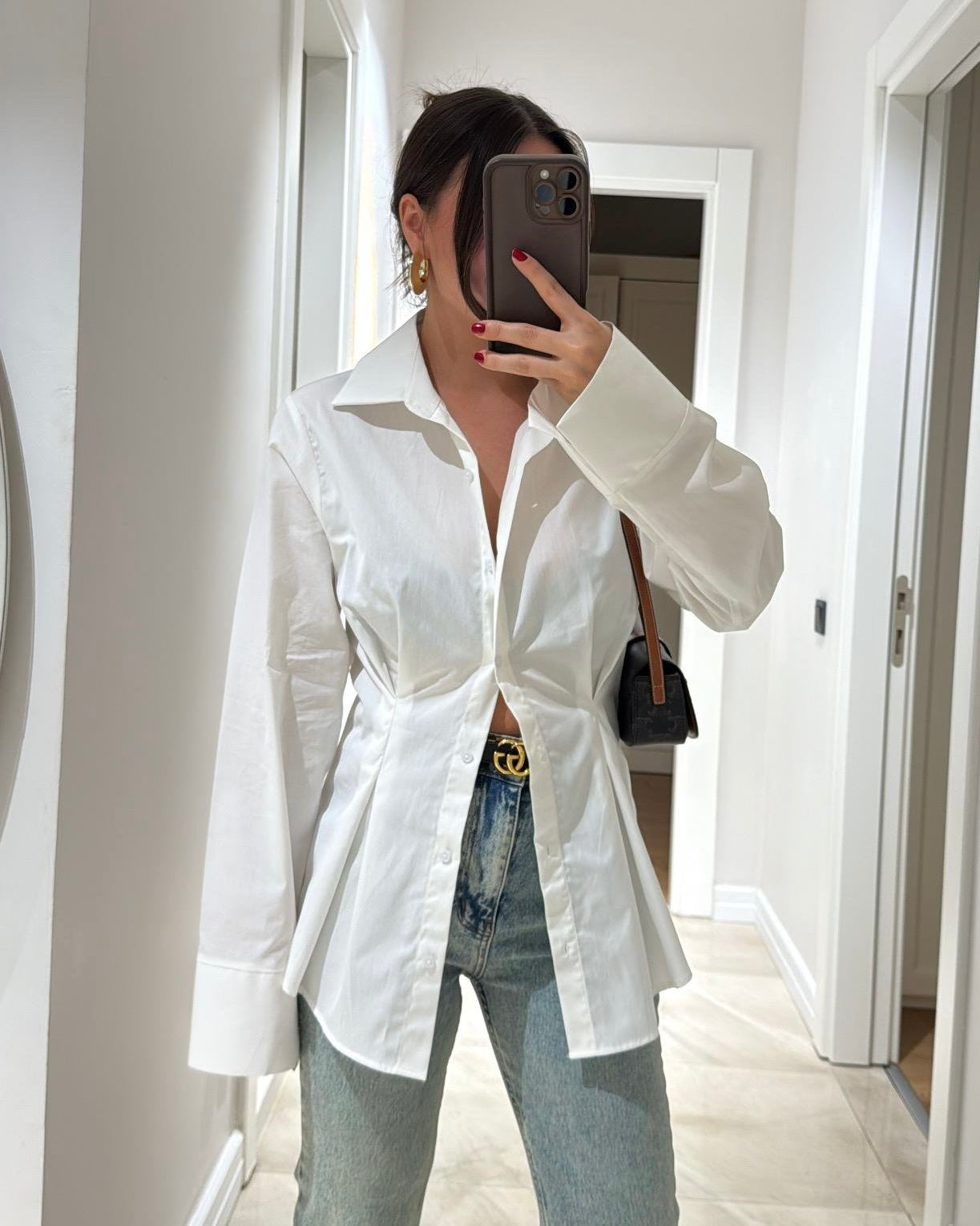 Black Tailored Button-Down Shirt with Sculpted Waist & Wide Cuffs | بلوزة بأزرار بتصميم منحوت وأكمام واسعة باللون الاسود