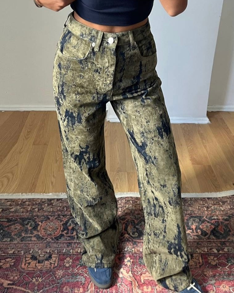 High-Waisted Olive Velvet Straight-Leg Pants with Abstract Wash | بنطلون مخمل زيتي بخصر عالي وقصة مستقيمة بنقشة كاحتة