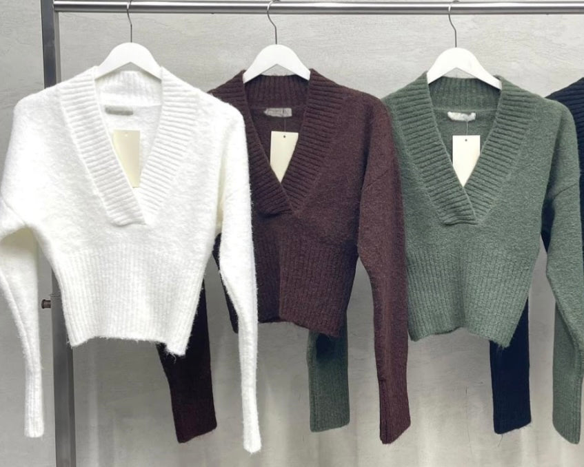 Dark Brown Ribbed Knit Sweater with Wide V-Neck & Long Sleeves | بلوزة محبوكة باللون البني بياقة ڤي وأكمام طويلة