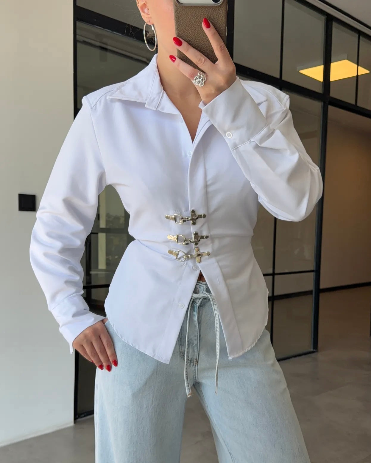 Elegant white Buckle Detail Fitted Shirt | قميص أبيض أنيق بقصة محددة وتفاصيل أبازيم معدنية