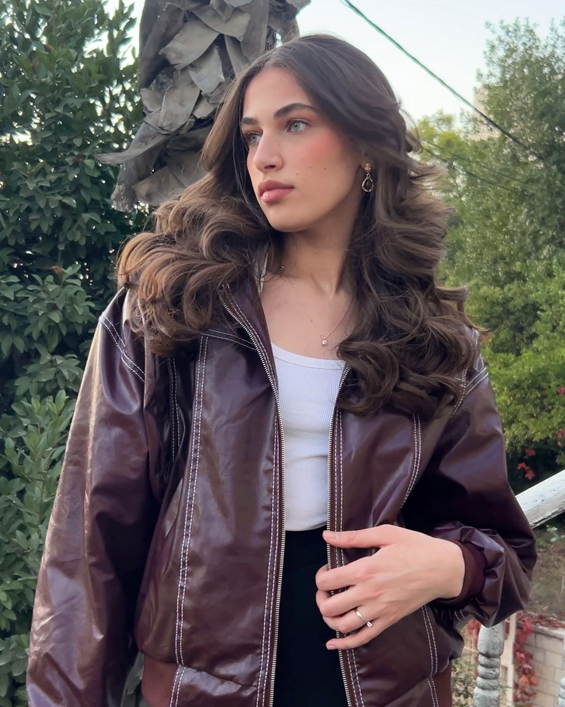 ‏Timeless Maroon Leather Bomber Jacket | ‏جاكيت بومبر من الجلد باللون الخمري الغامق الكلاسيكي