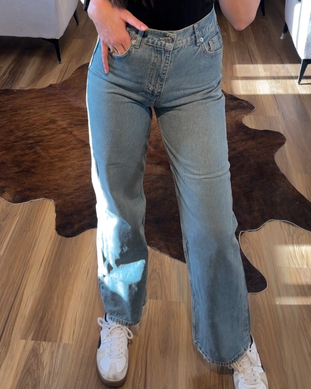 High Rise Straight Leg Light Wash Jeans | جينز بخصر عالٍ وقصّة مستقيمة بلون فاتح