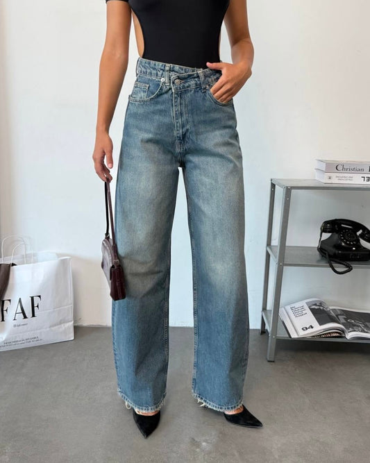 Asymmetrical Retro High-Rise Denim Jeans | جينز دنيم بخصرٍ عالٍ بتصميم غير متماثل