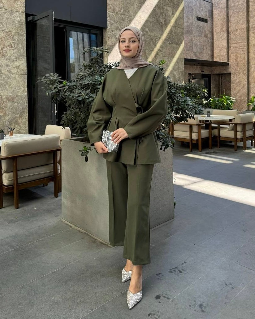 Olive Green Fitted Set With a Side Tie | طقم زيتي انيق بارز للخصر مع ربطة جانبية