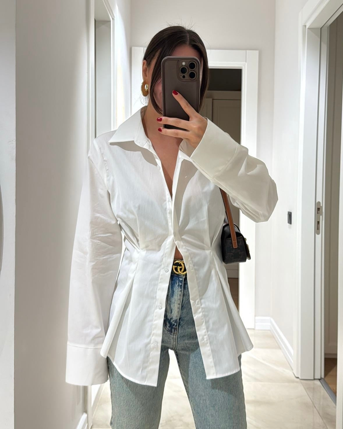 White Tailored Button-Down Shirt with Sculpted Waist & Wide Cuffs | بلوزة بأزرار بتصميم منحوت وأكمام واسعة باللون الابيض