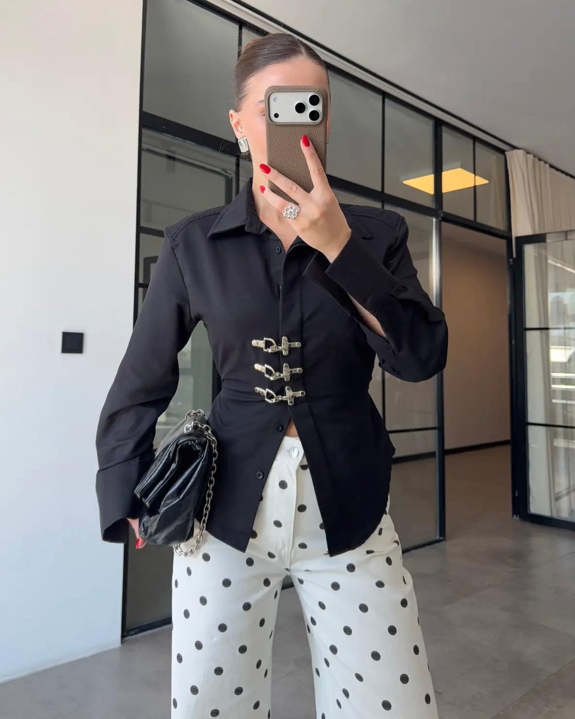 Elegant Black Buckle Detail Fitted Shirt | قميص أسود أنيق بقصة محددة وتفاصيل أبازيم معدنية