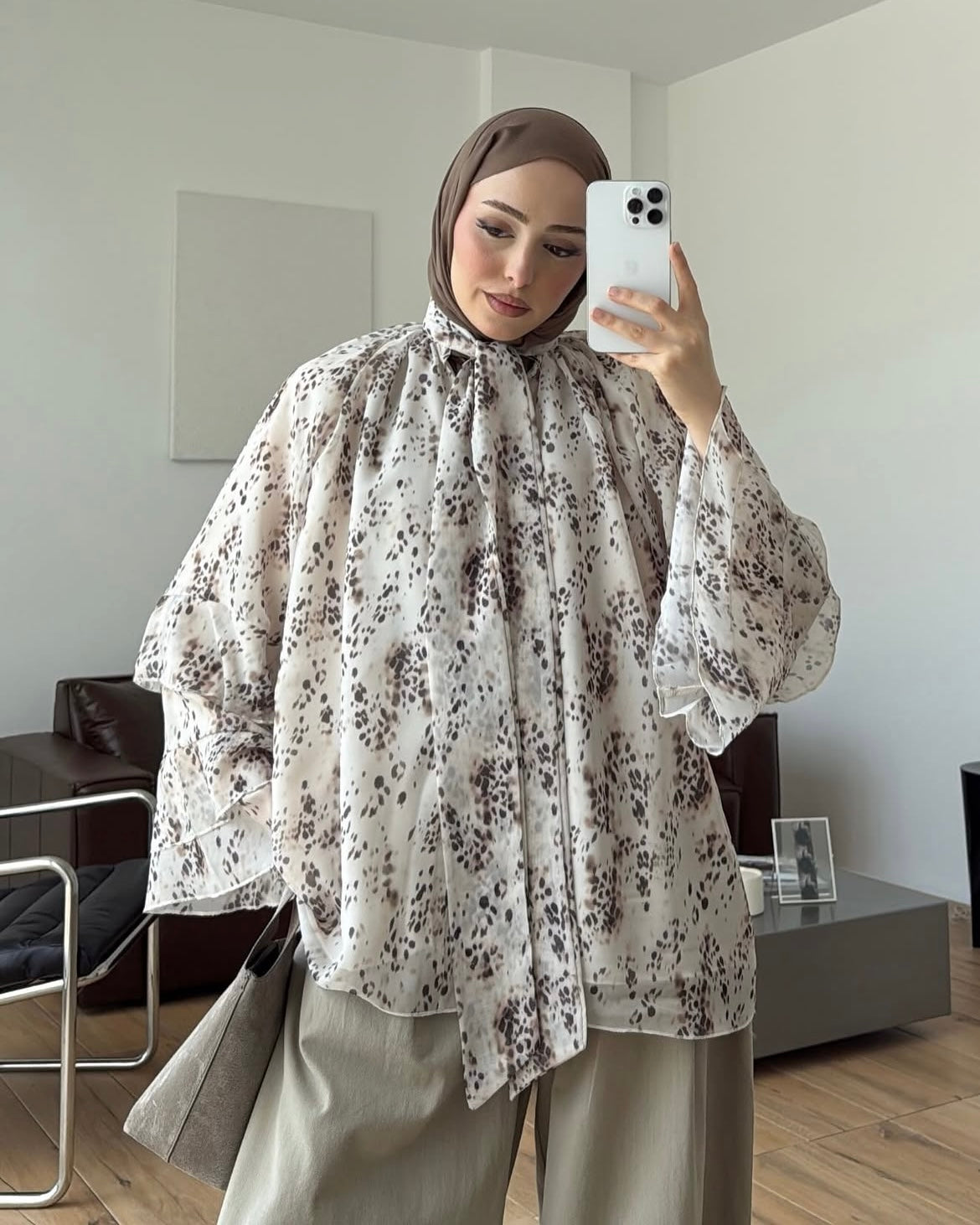 Animal Print Bow-Tie Blouse | بلوزة بطبعة جلد الفهد مع ربطة عنق v