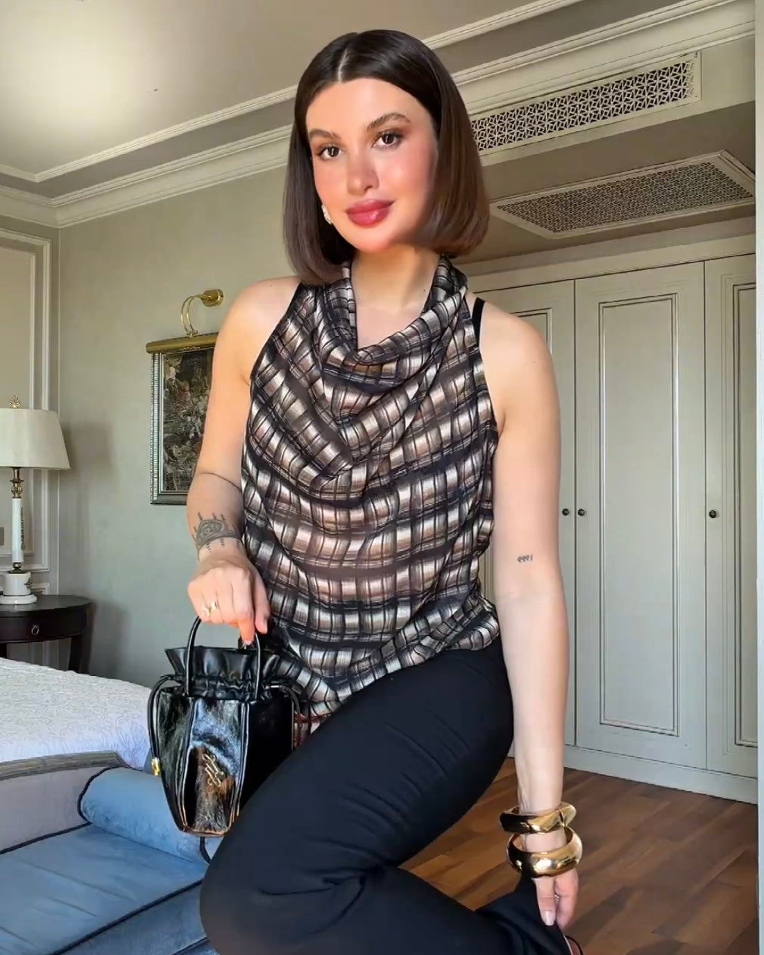 Brown Plaid Sleeveless Blouse with Draped Neck | بلوزة كاروهات بنية أنيقة بياقة منسدلة بدون أكمام