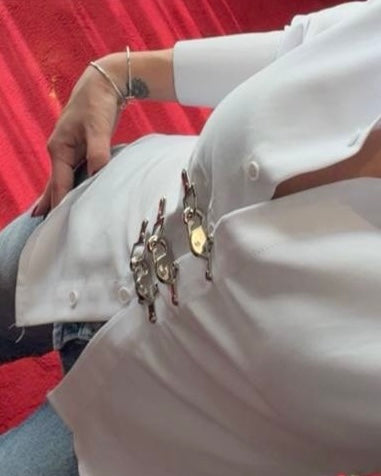 Elegant white Buckle Detail Fitted Shirt | قميص أبيض أنيق بقصة محددة وتفاصيل أبازيم معدنية