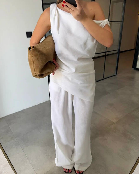 ‏White One Shoulder Draped Top and Wide Leg Pants Set | طقم أبيض بكتف واحد مع توب ملفوف وبنطلون واسع
