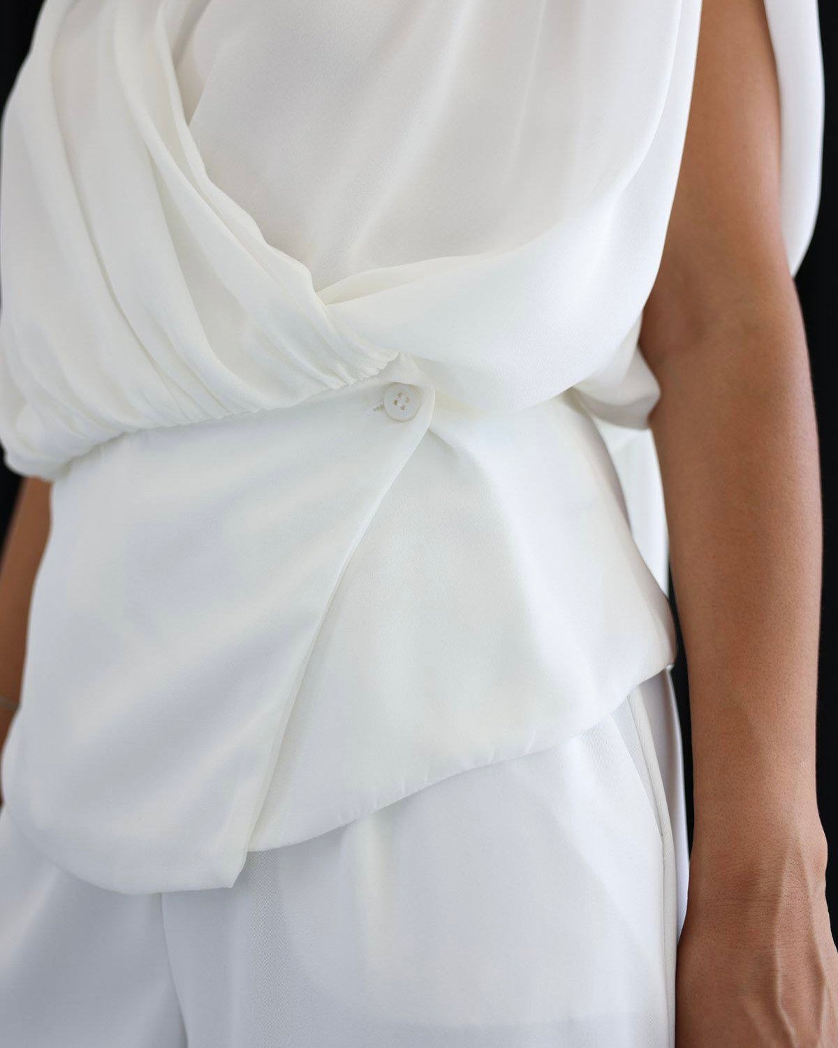 Elegant White Draped Sleeveless Blouse with Scarf Detail | بلوزة بيضا أنيقة بقصة درابيه وياقة شال