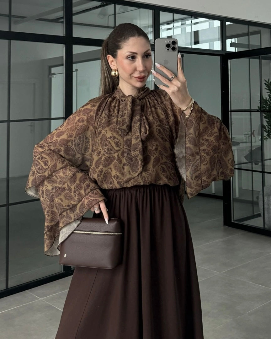 Paisley Print Tie-Neck Blouse with Flared Sleeves | بلوزة بنقشة بيزلي مع ربطة عنق وأكمام واسعة