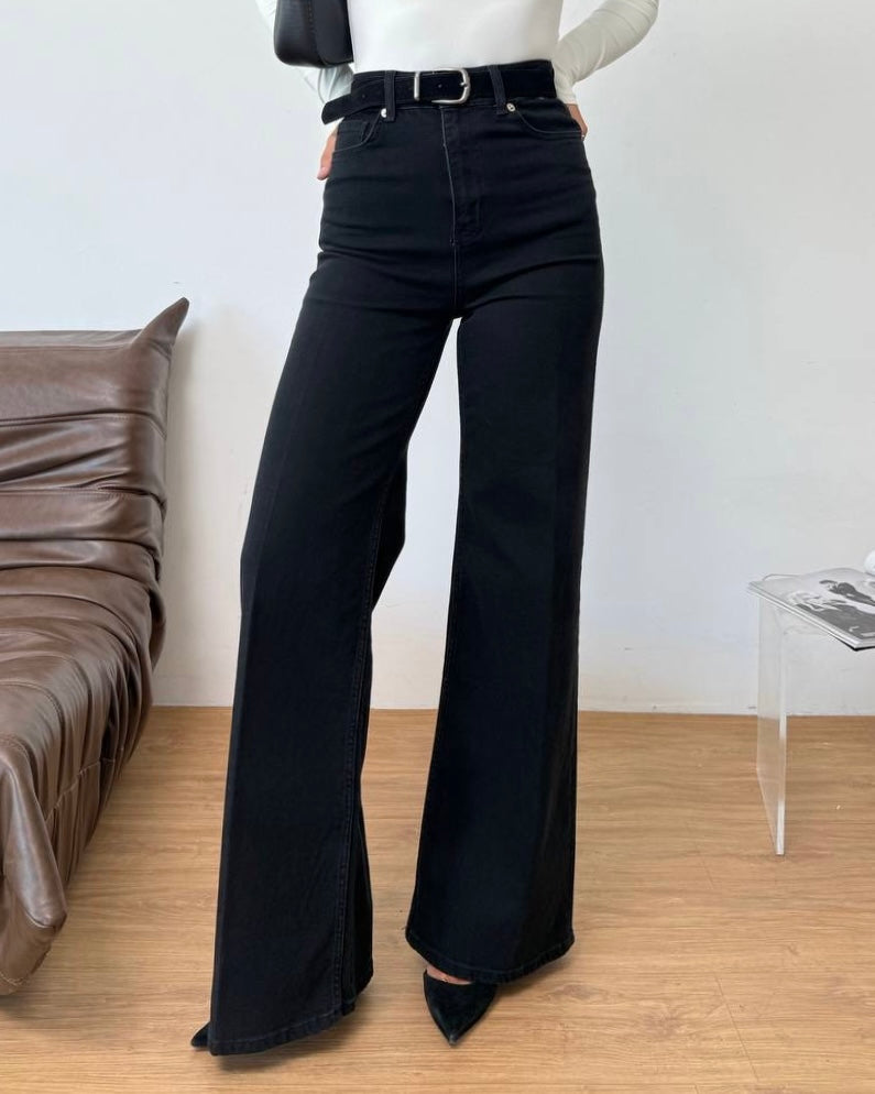 High-Waisted Wide-Leg Denim Jeans with Black Suede Belt | جينز بخصر عالي وقصة واسعة مع حزام سويد