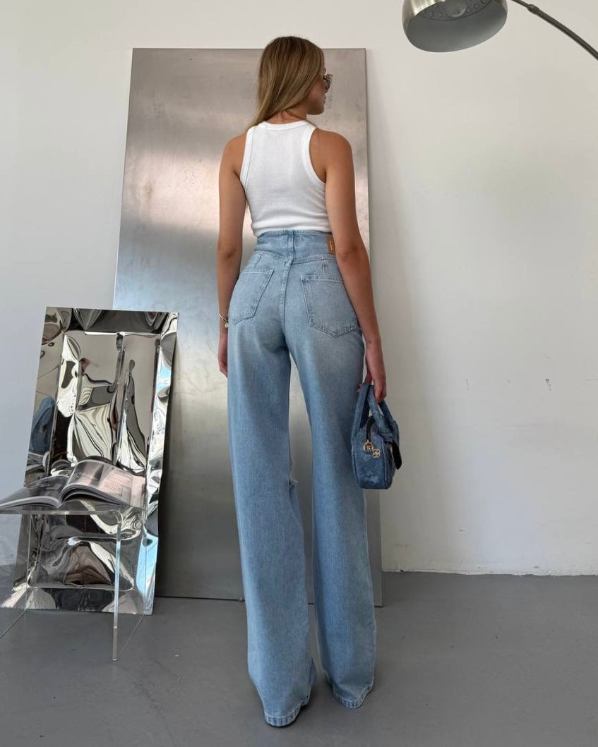 Light Wash Straight Leg Jeans with V-Waist Detail | جينز أزرق فاتح ممزق بقصة خصر ڤي