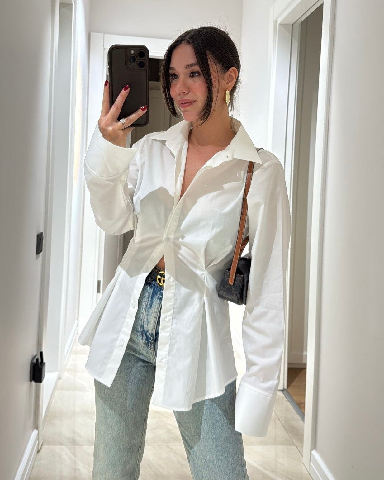 White Tailored Button-Down Shirt with Sculpted Waist & Wide Cuffs | بلوزة بأزرار بتصميم منحوت وأكمام واسعة باللون الابيض