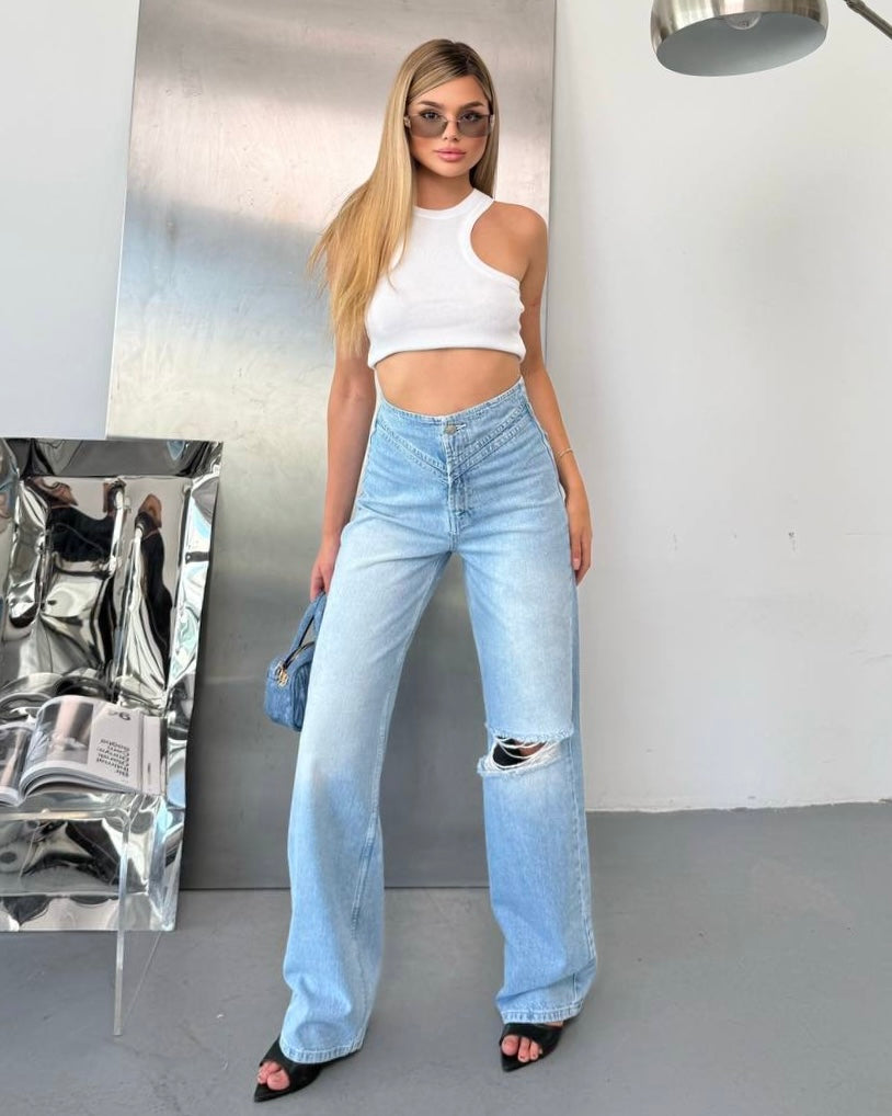 Light Wash Straight Leg Jeans with V-Waist Detail | جينز أزرق فاتح ممزق بقصة خصر ڤي