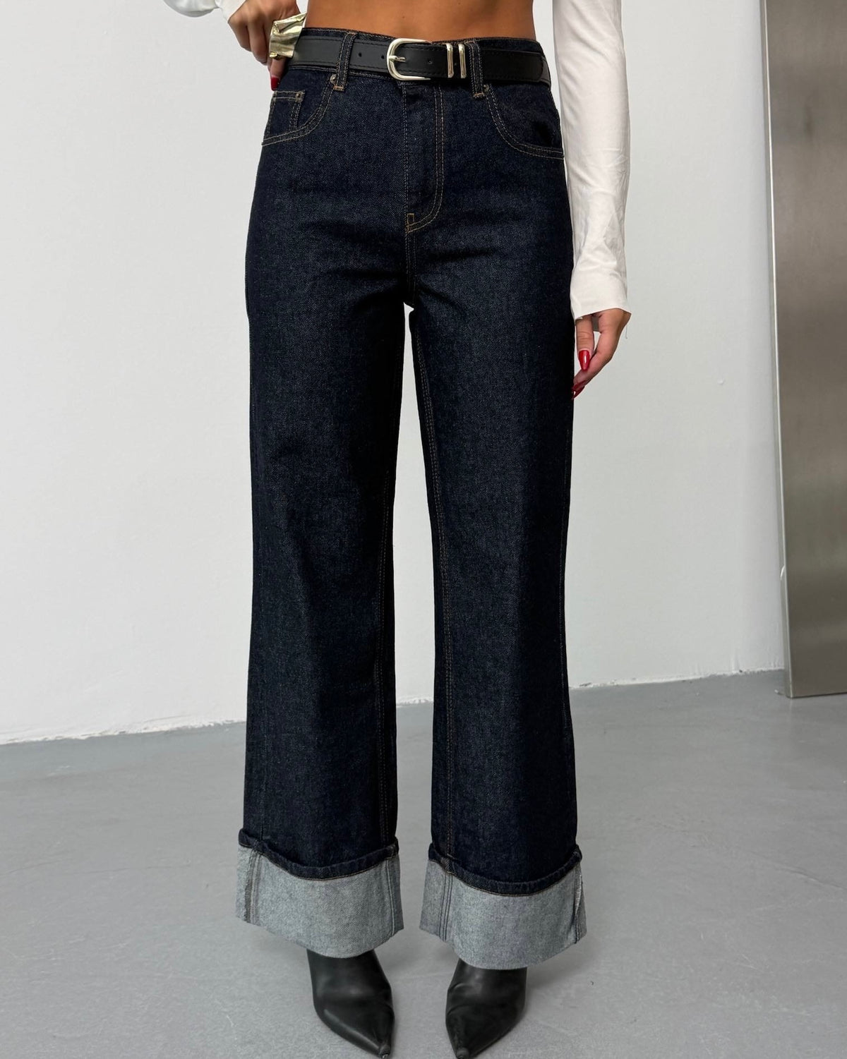 Dark Wash High-Waisted Cuffed Denim Jeans | جينز غامق بخصر عالي مع طيّة من الأسفل