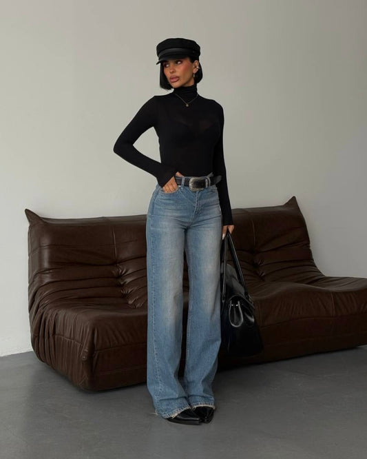 Light Wash Straight Leg High-Waisted Jeans | جينز فاتح بقصّة مستقيمة وخصرٍ عالٍ