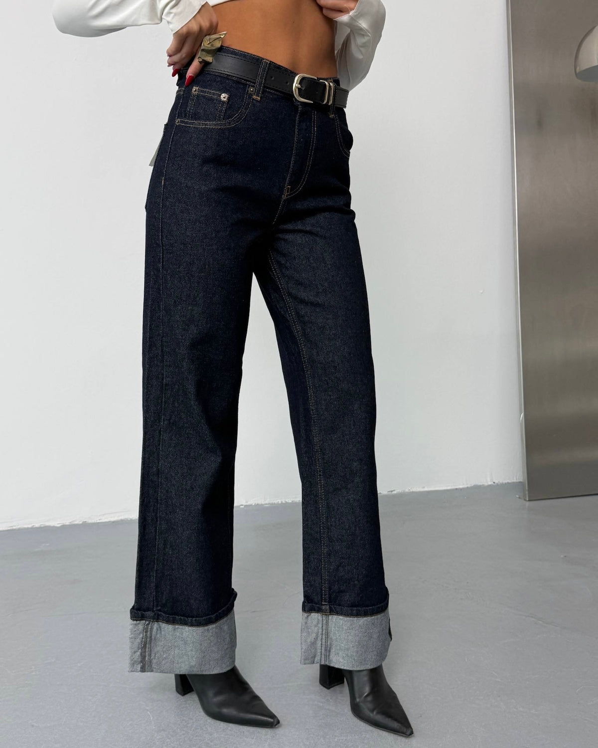 Dark Wash High-Waisted Cuffed Denim Jeans | جينز غامق بخصر عالي مع طيّة من الأسفل