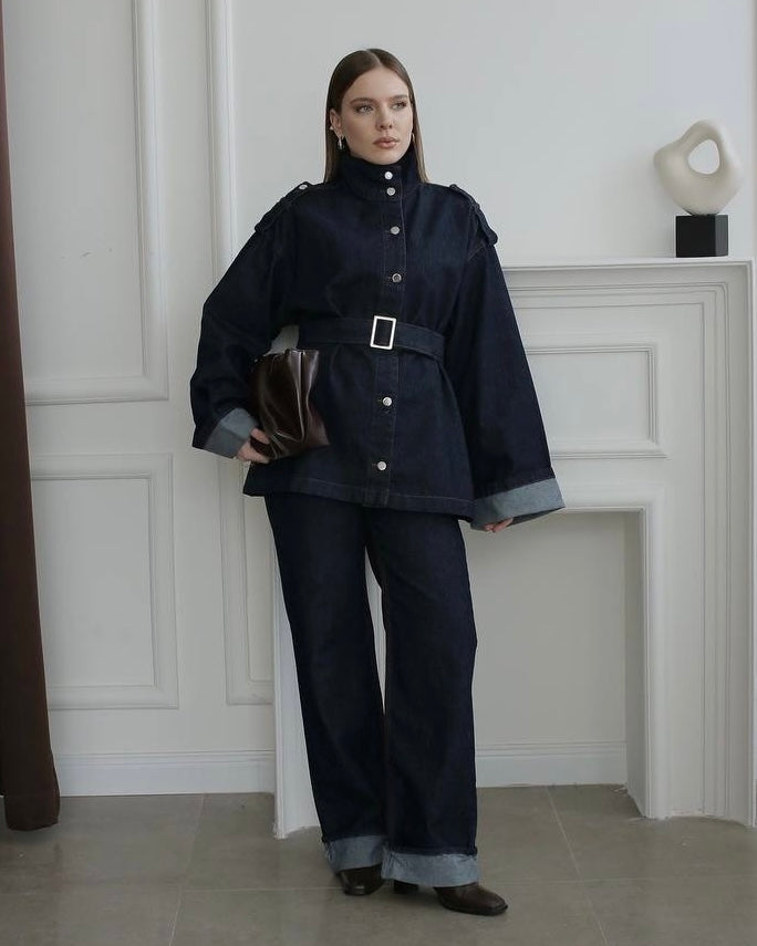 ‏Dark Indigo Denim Belted Utility Jacket & Wide-Leg Cuffed Pant Set | طقم جينز داكن جاكيت بحزام بأسلوب عملي وبنطال واسع بحافة مطوية